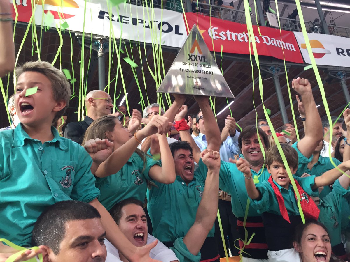 concurscastells's tweet photo. Els @Verds recullen el premi com a guanyadors del #ConcursTgn2016 Felicitats colla https://t.co/adR74w44NB