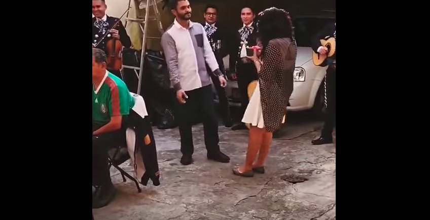 CapitalMexico's tweet photo. #LadyCompromiso. Le ofrecen matrimonio y ella termina en el piso… El video ya es viral https://t.co/zdxm0MMTfJ https://t.co/05Mr2OAEpr