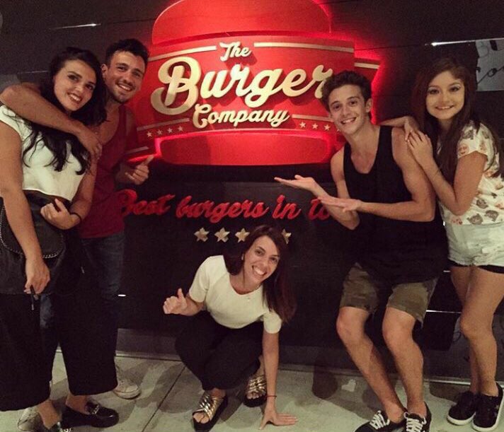 RuggeroMondial's tweet photo. .@_ruggero y @karolsevilla ! 🍔 #RuggeroPasquarelli #SoyLuna #KCAArgentina https://t.co/xKH0myyE7K