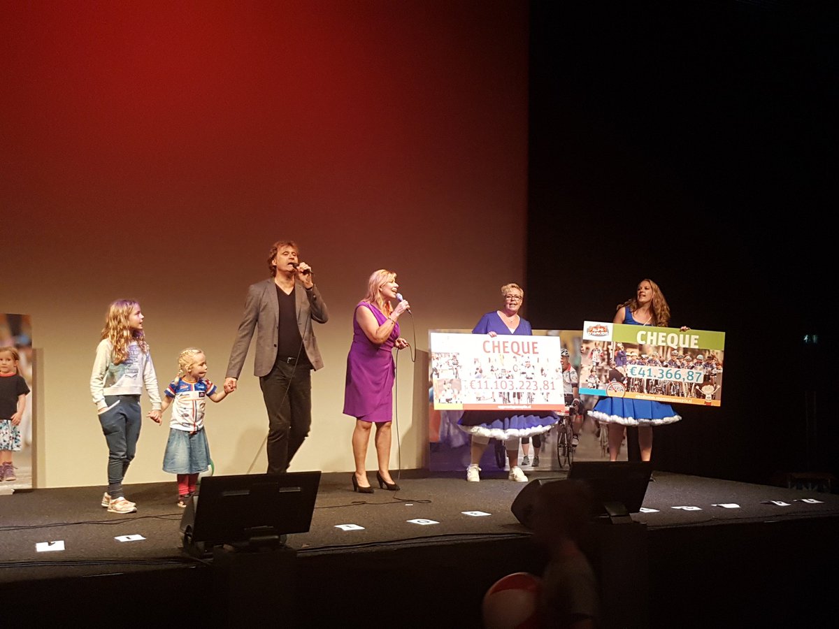 alpedhuzes's tweet photo. Trots op de geweldige bedragen sluiten we af met het Alpe d'HuZes lied. #ad6 https://t.co/6uWk4AmvwG
