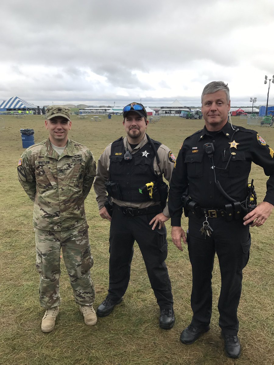 whitlow_ssg's tweet photo. Big thanks to @rocksheriff for keeping everyone safe out here at #SonicBoom https://t.co/QlixNm712y