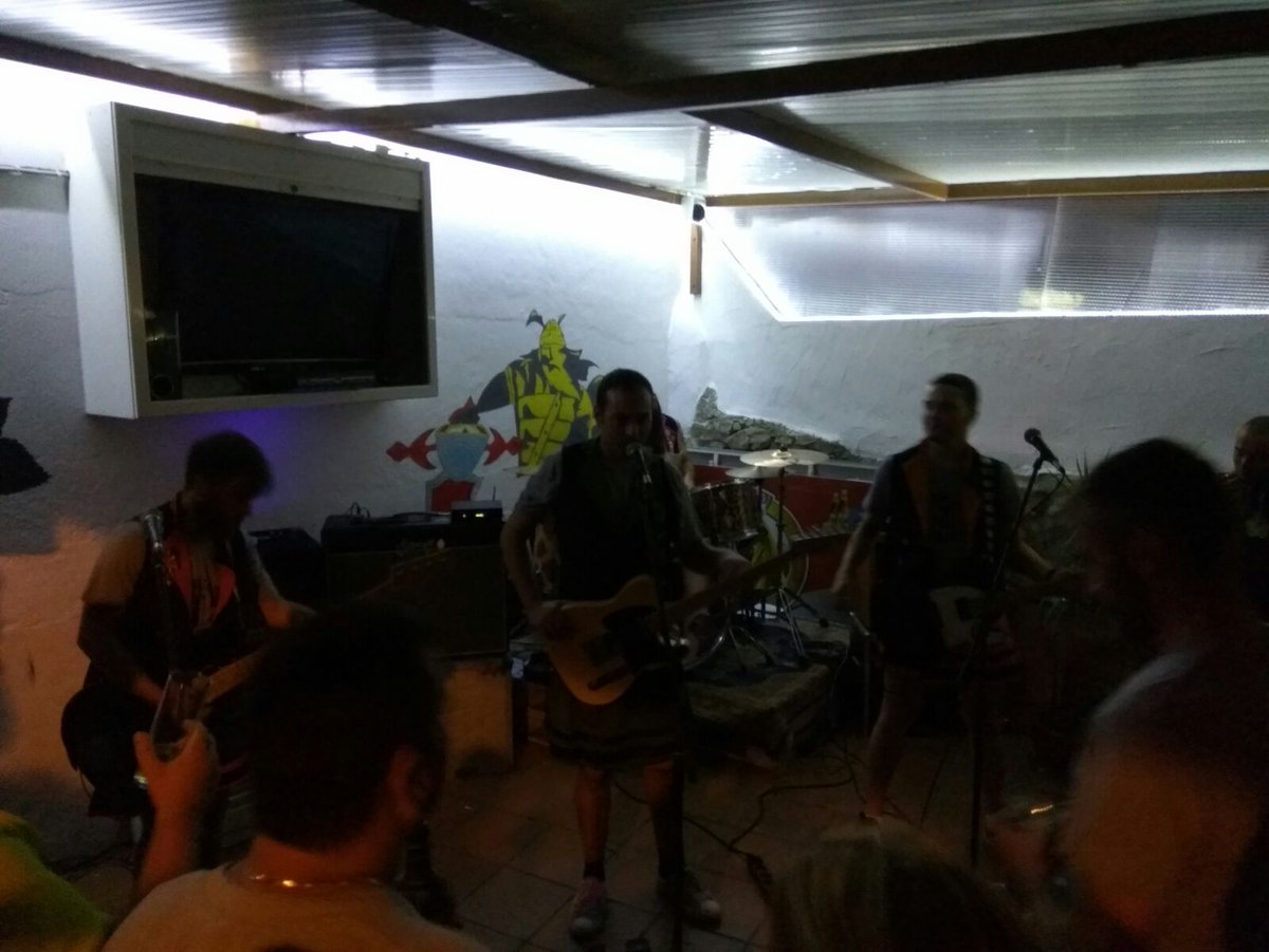 iriamdiz's tweet photo. Non vos contei que este sábado fun a un concerto top na Illa. #NoiteFechada https://t.co/rvjl4PY3s5