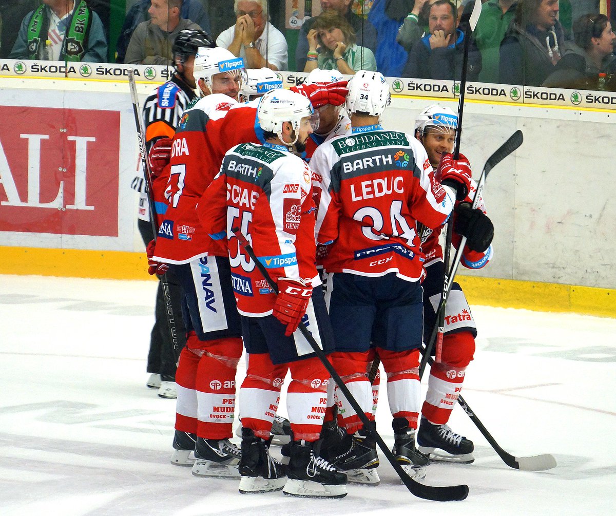 HCPCE's tweet photo. 🚨 #MBLvPCE 2:1. Dynamo využívá v čase 57:45 power play, Lukášův vyhozený puk si vzal a snížil TYLER #REDENBACH (@tredenbach18)! https://t.co/vwUNFBruvQ