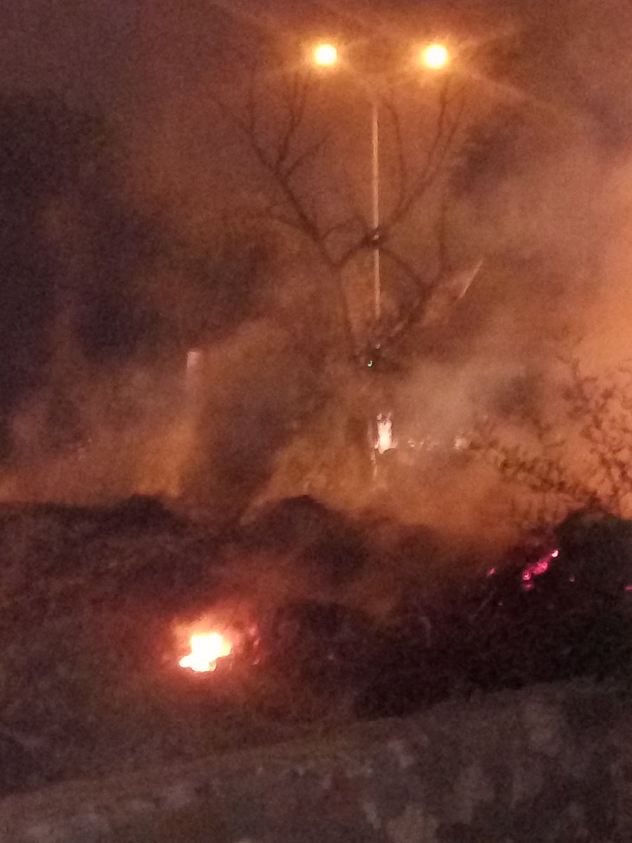 umesh1949's tweet photo. @ArvindKejriwal garbage being burnt in Sec-7 Dwarka, near Sargodha Apptt.Mr CM, if u r serious, kindly take prompt action. #CheckPollution https://t.co/oYCWLWCMUC