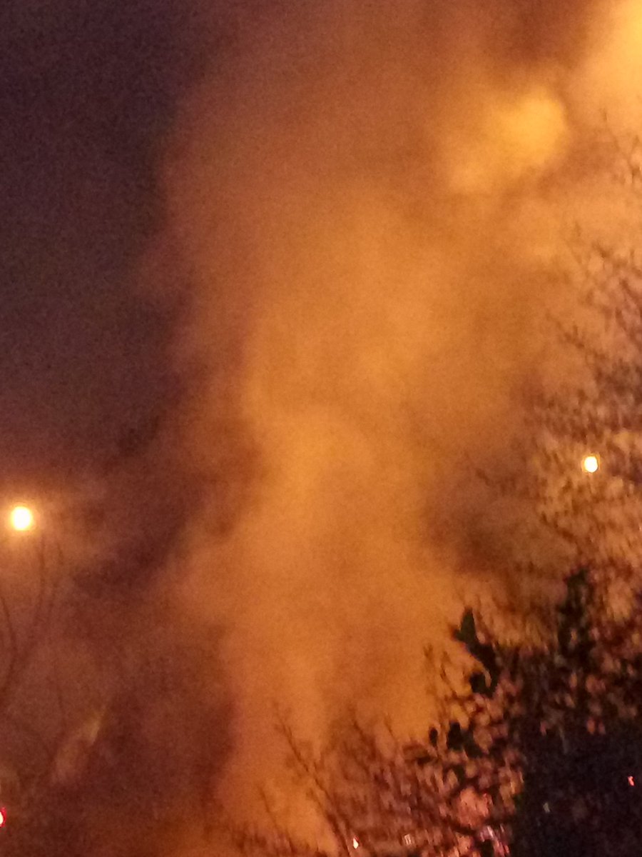 umesh1949's tweet photo. @ArvindKejriwal garbage being burnt in Sec-7 Dwarka, near Sargodha Apptt.Mr CM, if u r serious, kindly take prompt action. #CheckPollution https://t.co/oYCWLWCMUC