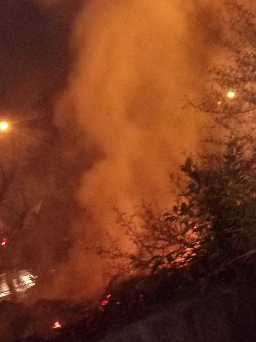 umesh1949's tweet photo. @ArvindKejriwal garbage being burnt in Sec-7 Dwarka, near Sargodha Apptt.Mr CM, if u r serious, kindly take prompt action. #CheckPollution https://t.co/oYCWLWCMUC