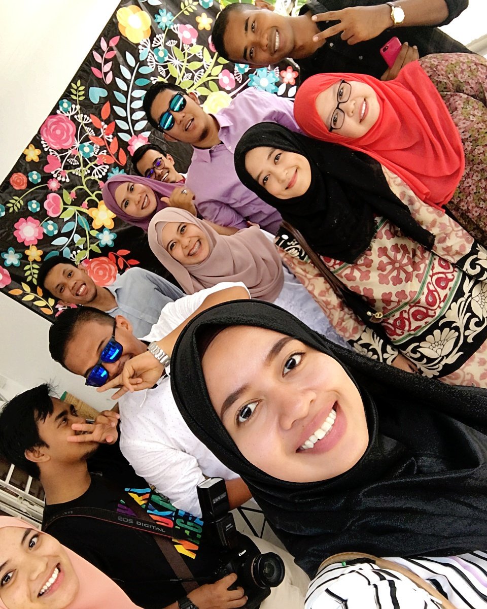 farha_mohamad's tweet photo. Last but not least, photo of the day..
#02102016 #expsis #civilian #friends #nyte π https://t.co/BOJhV2Osxl