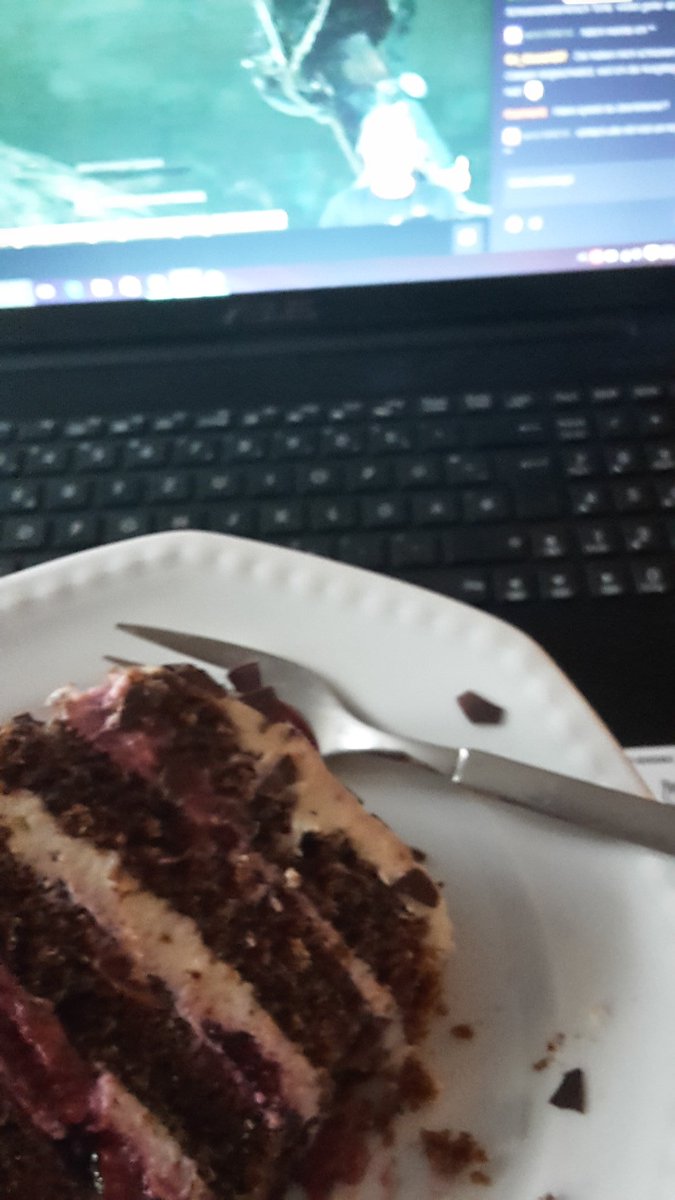 annimi2109's tweet photo. So kann man den Abend doch verbringen 👍💕 @GraenzLP beim streamen zugucken und nebenher Kuchen essen😍😛 https://t.co/QcUPNcHNJs
