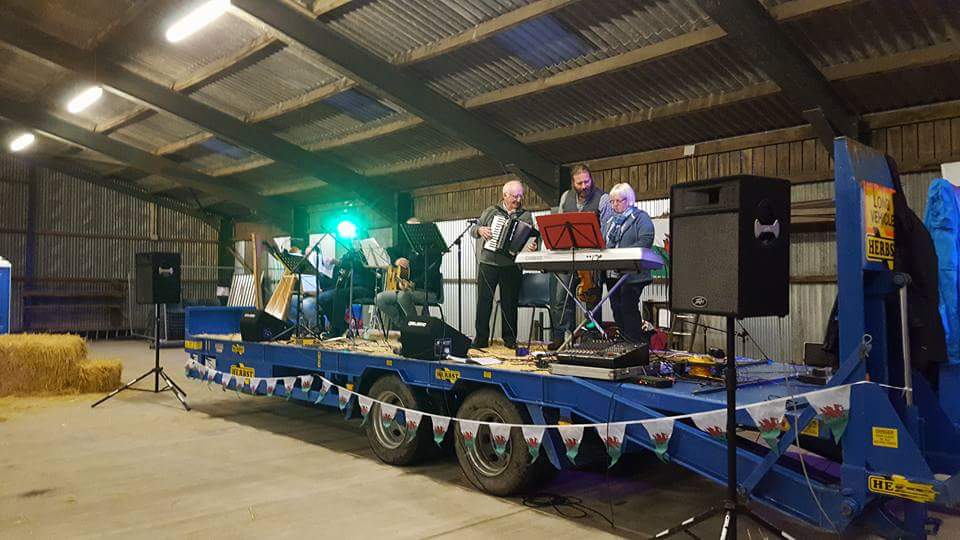 BroCernyw's tweet photo. Twmpath Dawns Nos Sadwrn gyda Cerddorion Conwy a Hannah Rowlands. 🎶👍 Saturday Night's Folk Dance with Conwy Musicians and Hannah Rowlands 🎶👍 https://t.co/sqLRXaiHlD