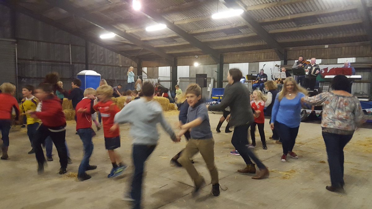 BroCernyw's tweet photo. Twmpath Dawns Nos Sadwrn gyda Cerddorion Conwy a Hannah Rowlands. 🎶👍 Saturday Night's Folk Dance with Conwy Musicians and Hannah Rowlands 🎶👍 https://t.co/sqLRXaiHlD
