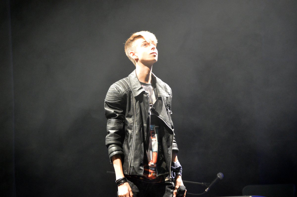 DavidParejoSing's tweet photo. Hoy hace un año de este momento... (En directo 2015: Sevilla) https://t.co/AqA0ZREIPK