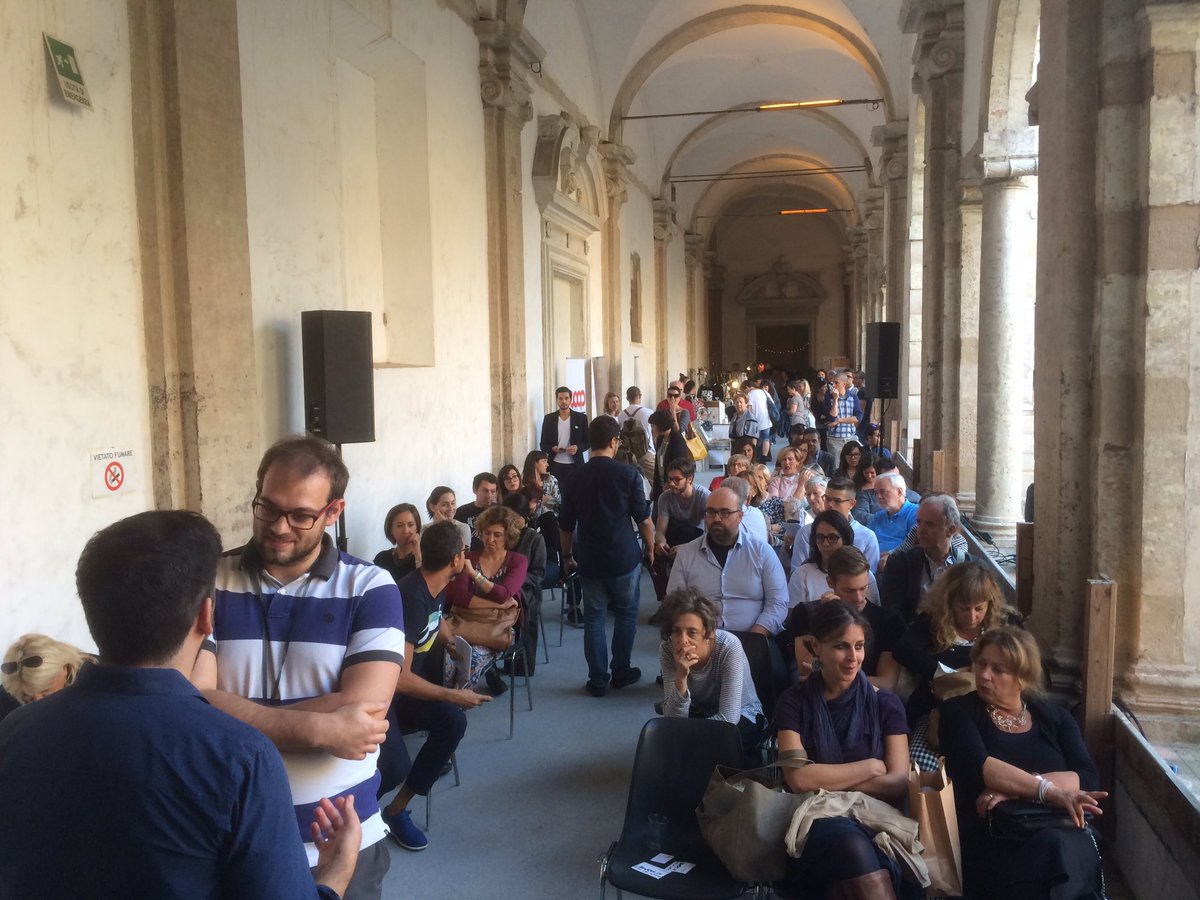 eatsmallgiants's tweet photo. Ospiti di #foodimmersion, @addento racconta tutti i buoni  motivi per introdurre gli #insetti nella nostra dieta! Grazie @ImpactHubRE #ento https://t.co/yDQkbaYlss