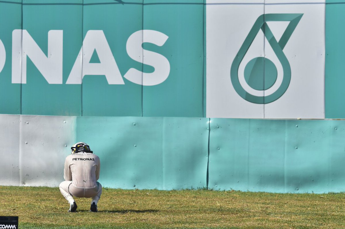 MercedesAMGF1's tweet photo. LH: “It’s not how you fall, it’s how you get back up… That applies to the guys as well.”
->https://t.co/GwviPwMtQj

#F1 #MalaysiaGP https://t.co/e9D8fWzyTL
