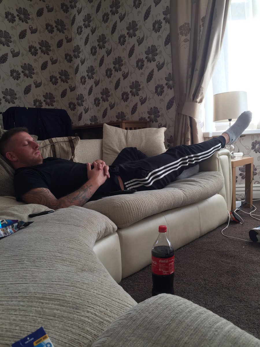 RealTiredJim's tweet photo. Doing what I'm best at doing on a Sunday 💤 #YouKnowTheScore #TiredJim #SnoozeySunday https://t.co/taBnZ8FtGJ