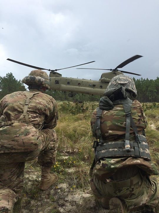 Strike_Hold's tweet photo. Cut Sling Load! @82ndCAB #teams up with our Devil Strike #Paratroopers to #train on sling load operations. https://t.co/vzT6c237zM