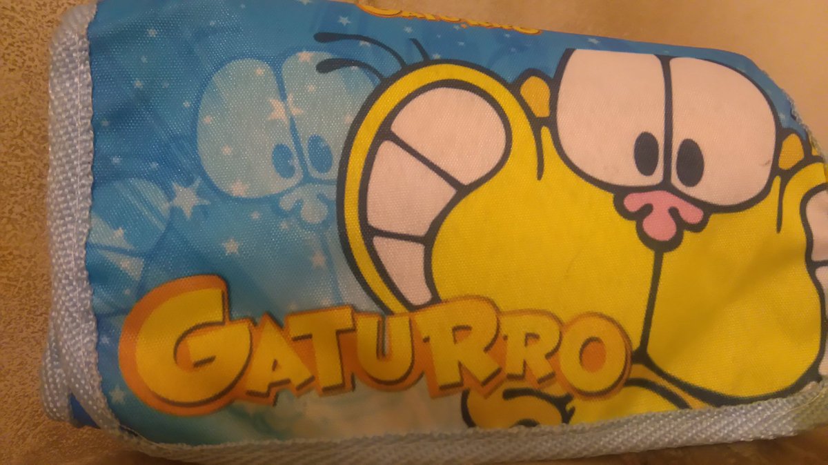 Dragona35's tweet photo. La cartuchera de gaturro va a la escuela todos los días con Dani @Nikgaturro https://t.co/5M2YdWHzTK