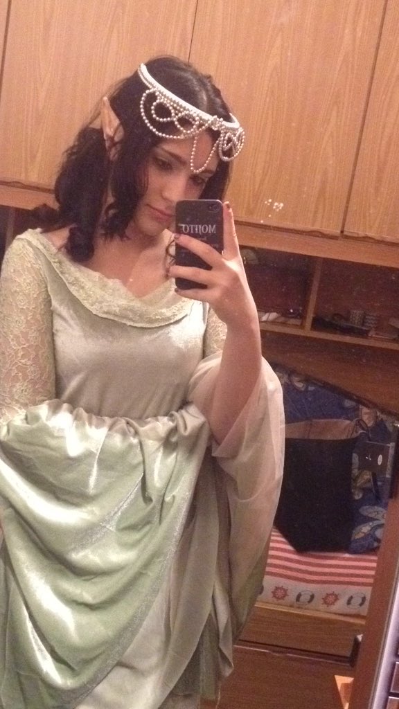 sorridodai's tweet photo. Ieri mi sono vestita da arwen per il romics 🙈 https://t.co/eOHidi6SET