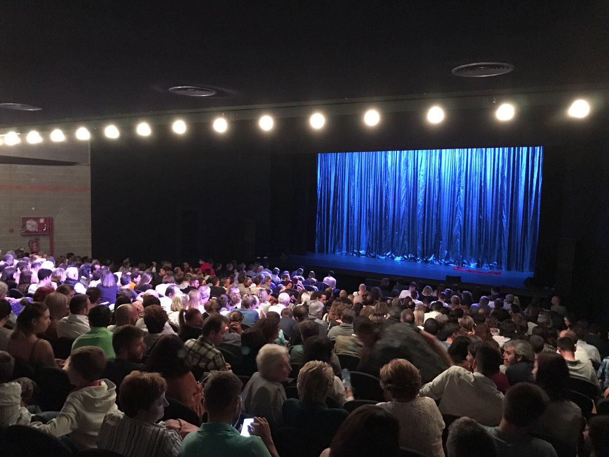jorgeblass's tweet photo. Hay momentos mágicos... Como justo antes de empezar #Palabrademago en @teatrepoliorama #fullhouse #soldout #letsdoashow https://t.co/b6iJMkHARX