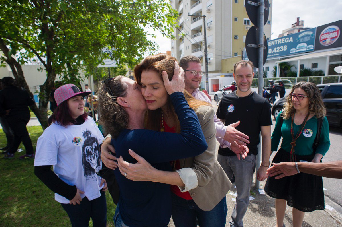 angela_albino's tweet photo. Registros da votação de Angela Albino e Gabriel Kazapi hoje em Floripa #Angela65 #Eleicoes2016 https://t.co/F8Ex7ZDh5y
