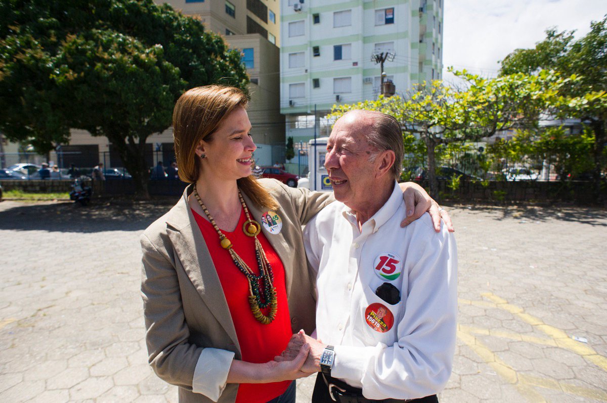 angela_albino's tweet photo. Registros da votação de Angela Albino e Gabriel Kazapi hoje em Floripa #Angela65 #Eleicoes2016 https://t.co/F8Ex7ZDh5y