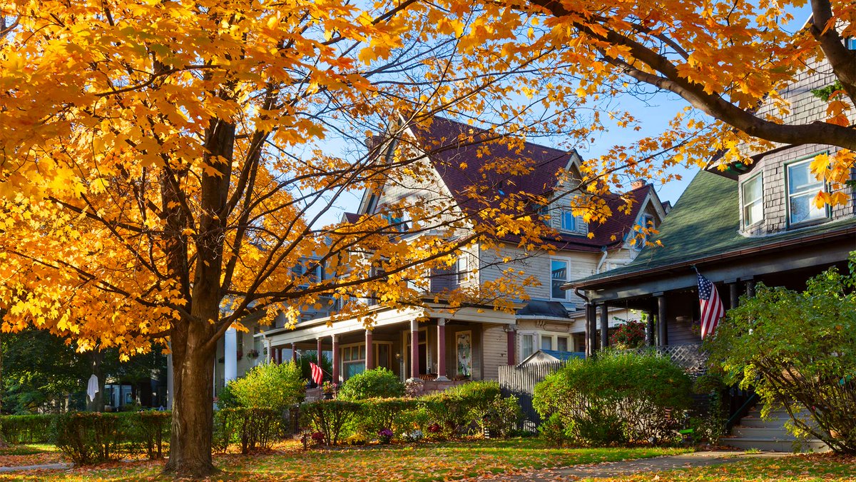 realtordotcom's tweet photo. 7 reasons why fall might just be the best time to buy a house: https://t.co/TbAtJBwljR #realestate https://t.co/3IdeFWgc11