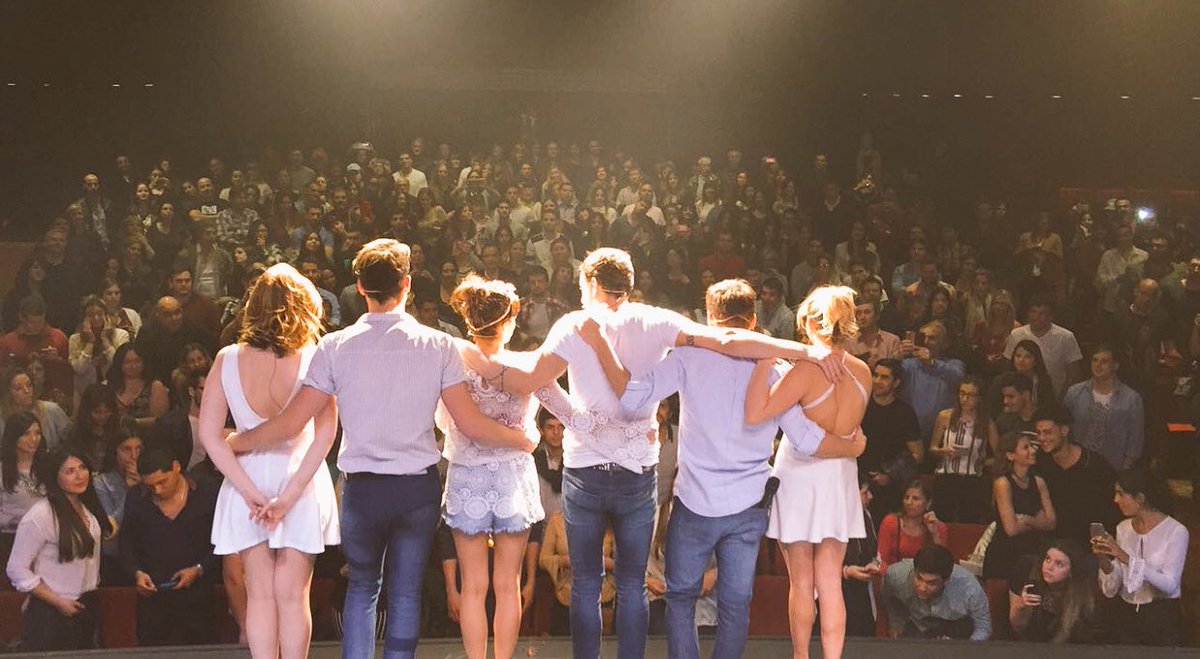 vazqueznico's tweet photo. Ayer! Ya quedan las ultimas y no me alcanzan los:"Gracias". Inolvidable temporada! #ElOtroLadoDeLaCama sos una bendición! ☝🏼️🙌🏼🙏🏼 https://t.co/BSp9EsPP5n