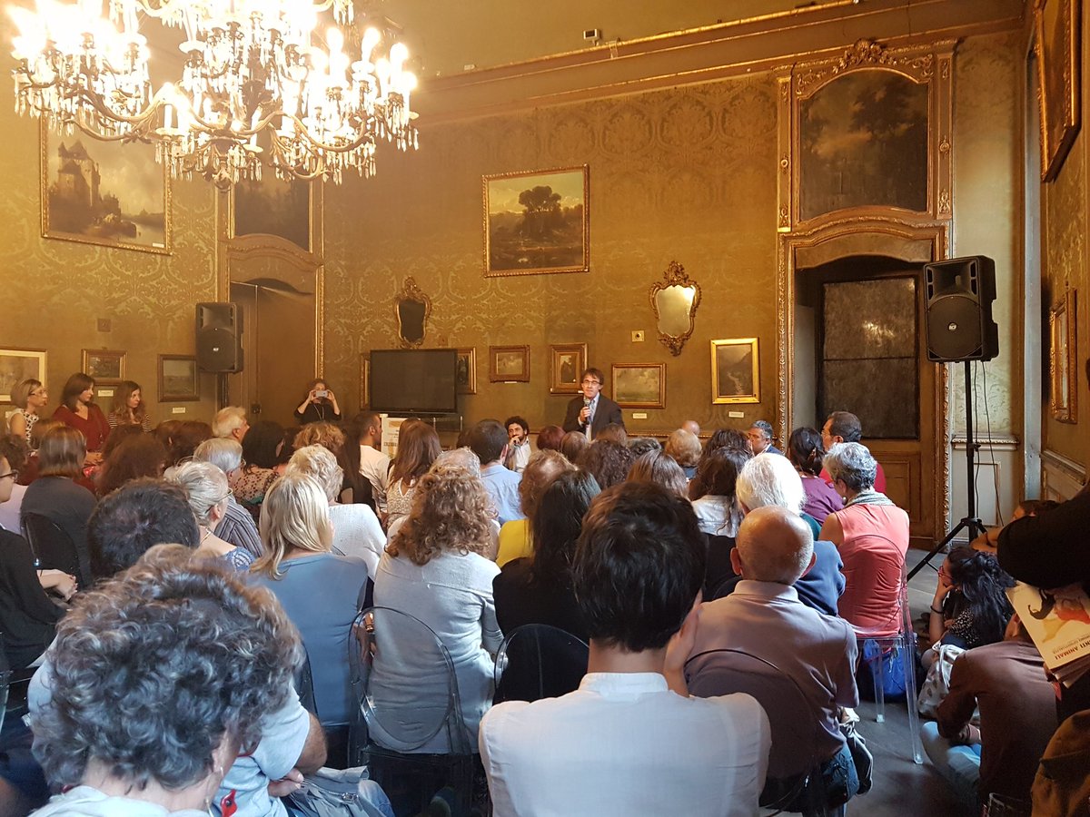FondFabretti's tweet photo. Coccodrilli, orsi, spiriti. Si comincia con una sala pienissima e tanto entusiasmo  @ToSpiritualita #ToSp16 https://t.co/ocjrMGyWiX