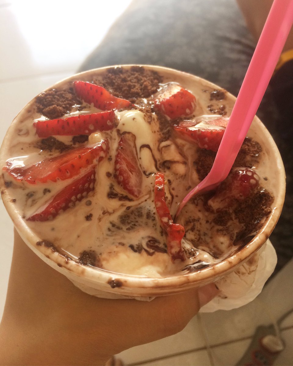 a_lari_larissa's tweet photo. Melhor sorvete da cidade, minha tia arrasa 😍😍😍😍 #MilkshakeMix https://t.co/sxwubLCKSw