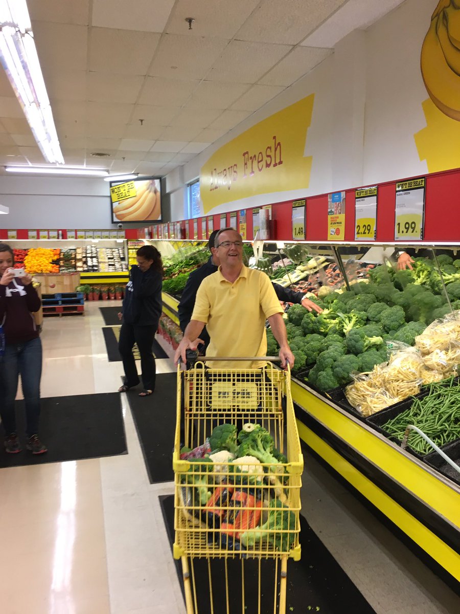 WburgThrashers's tweet photo. Congrats to John Hogan for being the lucky Shopping Spree winner @ No Frills!   Enjoy all that food! https://t.co/IidzPddEde