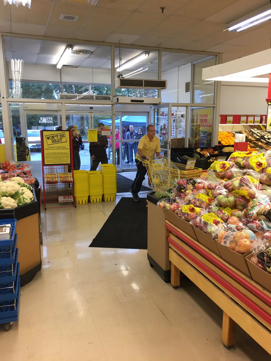 WburgThrashers's tweet photo. Congrats to John Hogan for being the lucky Shopping Spree winner @ No Frills!   Enjoy all that food! https://t.co/IidzPddEde