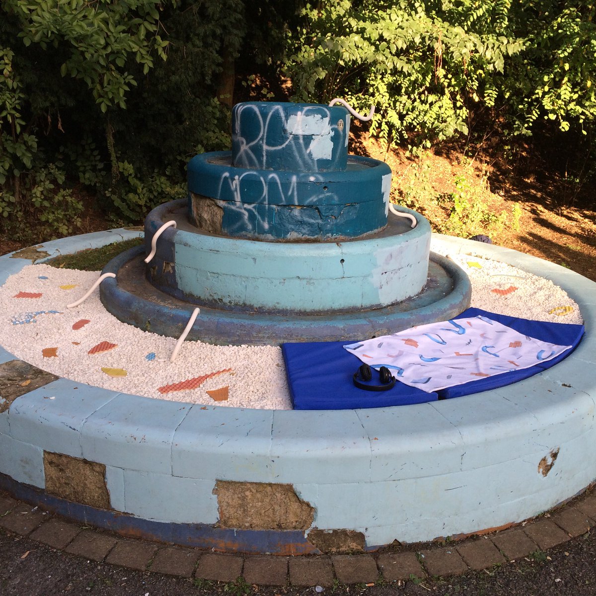 artlicks's tweet photo. 'Liquid Assets' installation by Emily Hawes & Sophia Simensky for #alw2016 on Peckham lido site https://t.co/3tsnTdP6u5