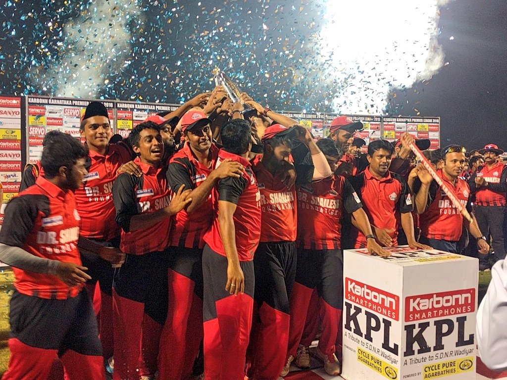 KPLKSCA's tweet photo. The WINNERS! @BTuskers with the #KPL 2016 trophy. A big round of applause to the winning team. #NammaKPL https://t.co/rhoBNCmVqU