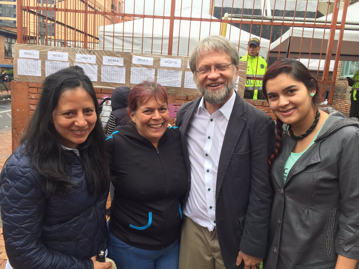 MaleSanchez28's tweet photo. En mi punto de votación me encontré con @AntanasMockus

Listos para dar el #Sí por un renacer de nuestro país.🇨🇴 https://t.co/ySGiXXCDJ7