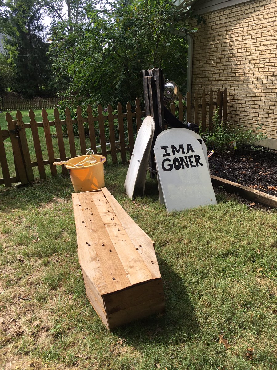 BigReibs's tweet photo. Some Halloween decorating and some rib smoking!!!! Wind down day after our all day Saturday football adventures! #wouldnottradeitforanything https://t.co/SwA65knBsK