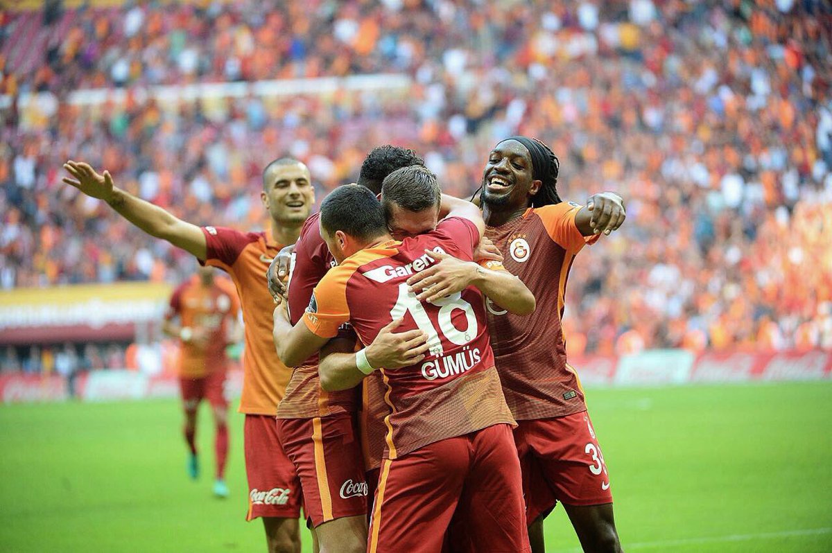 Podolski10's tweet photo. Harika takım ruhu, harika enerji. Mücadeleye devam! 👊🏻🦁 #cimbom #team #aslanlar https://t.co/KxHVG1Plev