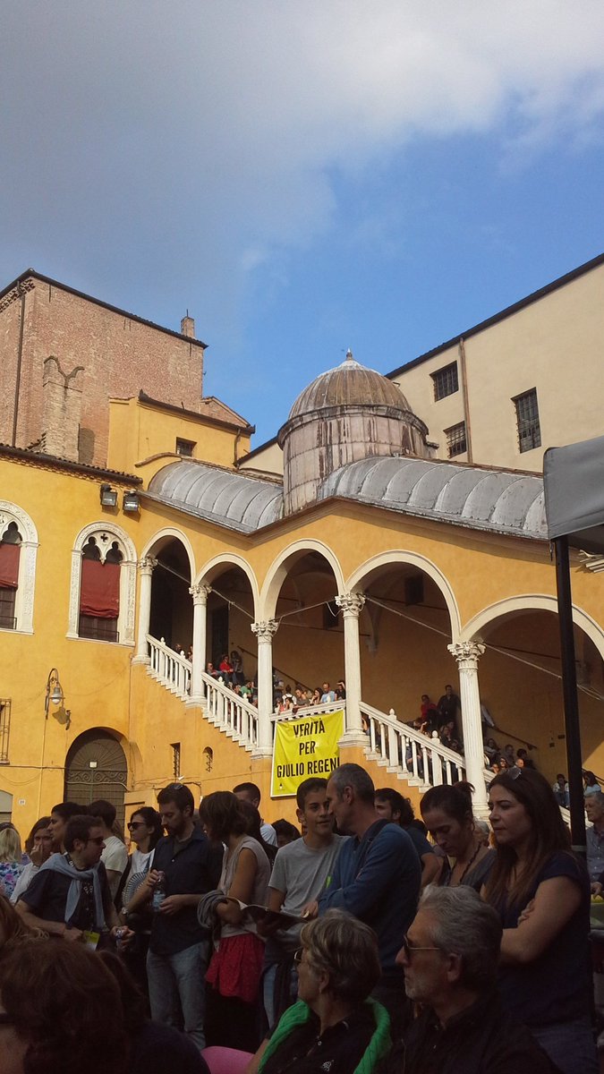 DavidePatitucci's tweet photo. La città di #Ferrara trasformata per tre giorni in una grande redazione a cielo aperto #intfe #intfe2016 @Internazionale https://t.co/XO6wRWUqWx