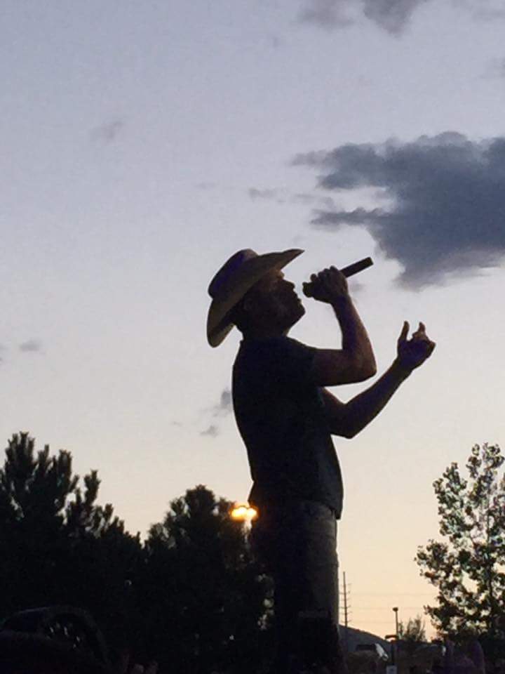aloha_dj's tweet photo. @dustinlynch great concert last and it was nice to meet you back stage! https://t.co/YvMMuWL6A9