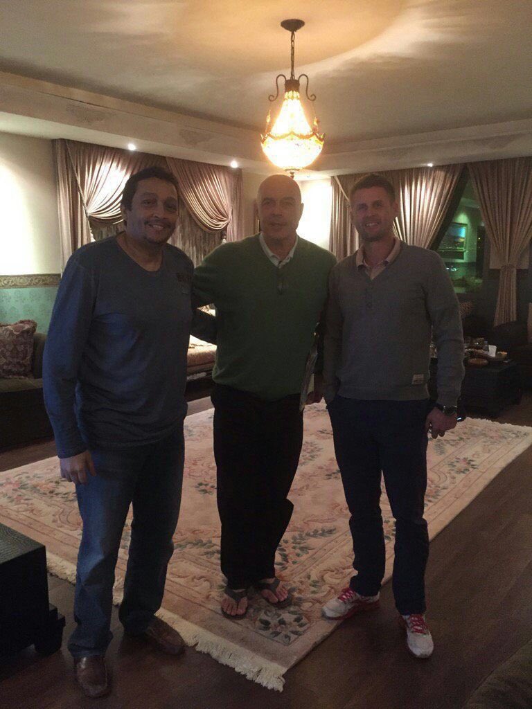 F_vip0f's tweet photo. لا كرفتة ولا ساعة ماركة وجنز .. طاق زنوبات وبدلة وبنطلون ويجي يجلد الاندية رايح جاي 😂 https://t.co/2cW4otSCBB