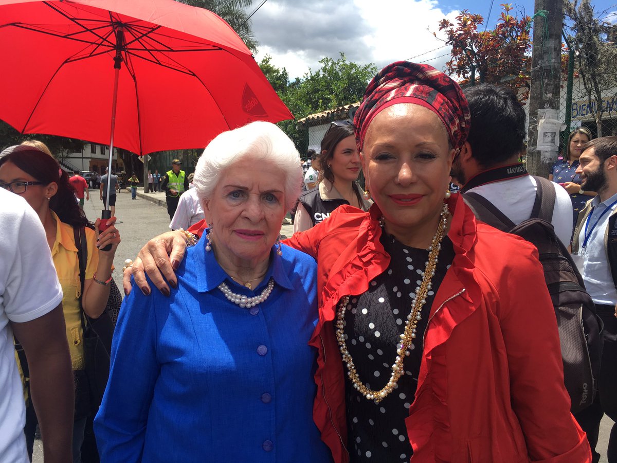 Con mi mamá en el barrio Santa Lucía de Medellín! Siempre he votado aquí donde estudié la primaria!! #hoyvotosí