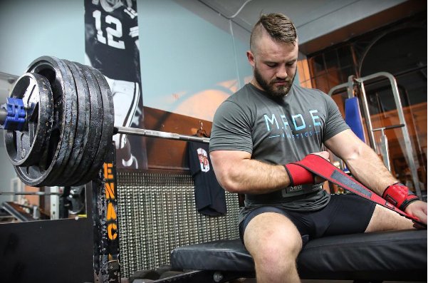 MADE_Athletics's tweet photo. 2X IPF World Champion @BG_WAIWEIGHT strapping up for a 455lbs bench! #MADE https://t.co/5CSFfjUMuk