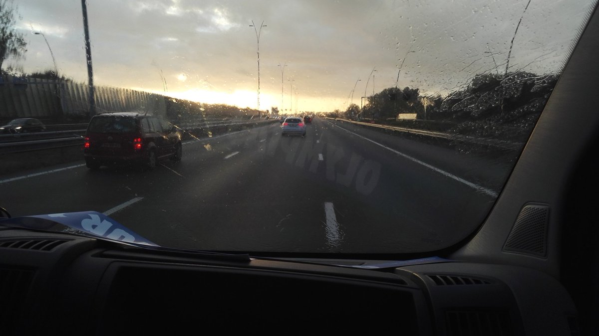 De sticker van Olympia's Tour is nog vaag zichtbaar in de ruit. Men spoedt huiswaarts voor een greep in de ijskast.