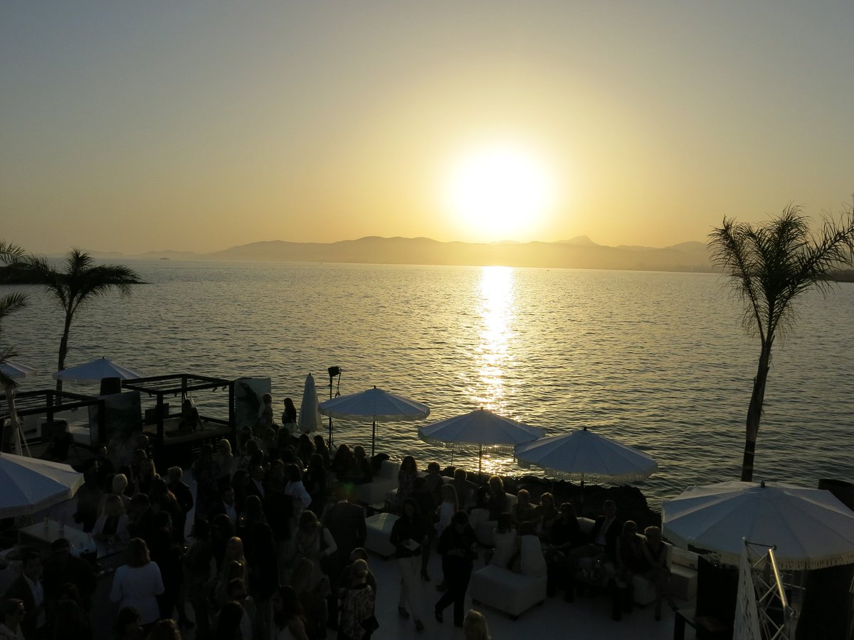 puro_group's tweet photo. Sunset and cocktails are the perfect combination to spend a good time with friends! Aren’t they? #Puroexperience #Purolive https://t.co/APFlnPHiqJ