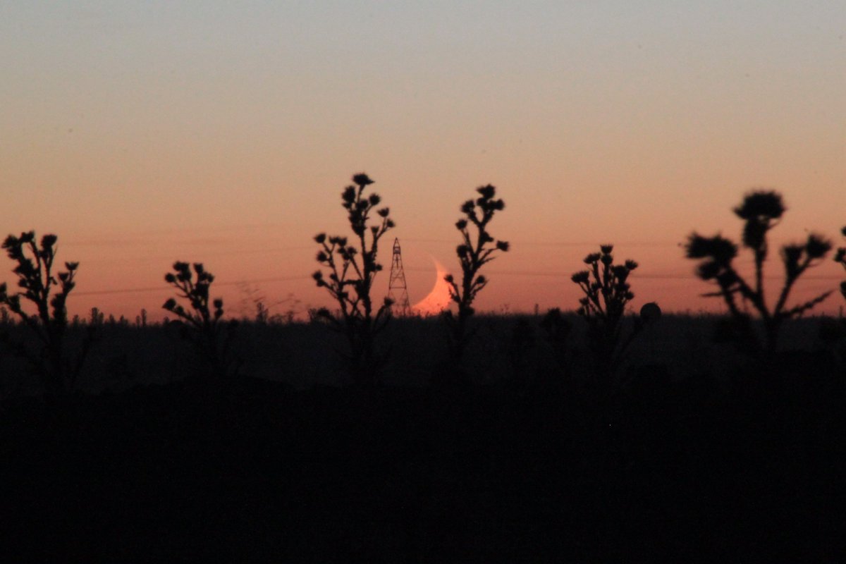 fjsevilla's tweet image. Aunque parece un eclipse de Sol es la Luna alcanzando el horizonte y con tiempo exp. de 20 seg. Desde Ciguñuela #Valladolid con @alfaaurigae