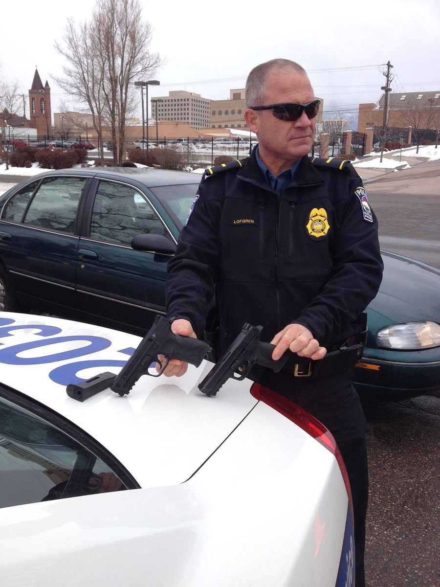 MetCop's tweet photo. Police officer compares his gun to a bb gun found after a school fight. Could you tell the difference? This is what officers face. https://t.co/0eHYhmNBk0