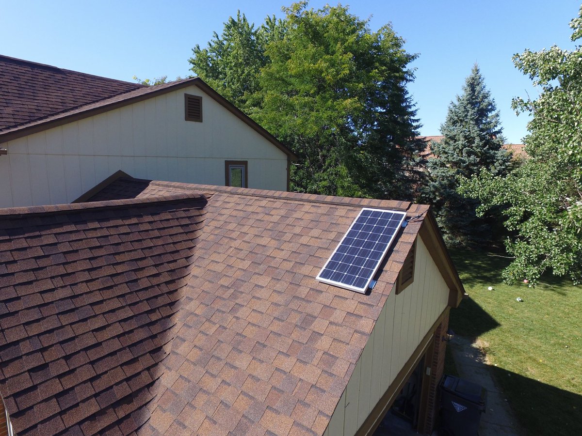 Backstage_Noel's tweet photo. #solarenergy experiment installed!  Too bad @EnergyCurb can't measure it accurately. #RaspberryPi solution in the works. #DIY https://t.co/HlXPRyOPCG