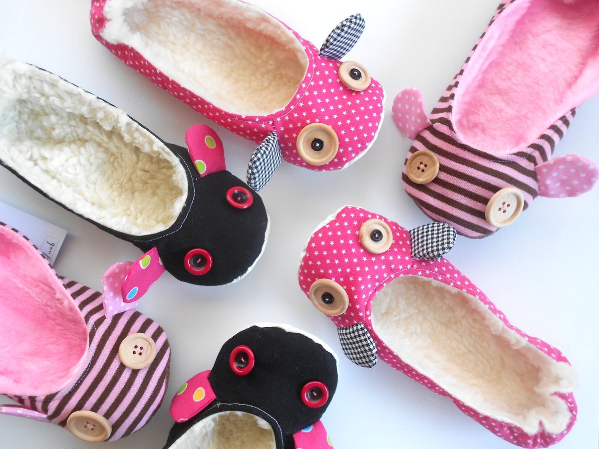 The last days were spent finishing these Zlippers. On their way to USA. Do you love'em? #customshoes #slippers #mouseflats #homeshoes #pinks