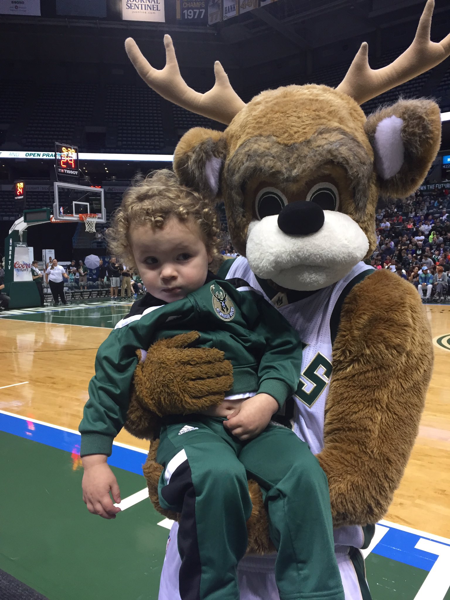 Little man got to meet his hero. #BucksFanFest https://t.co/HFMqDtFOfH