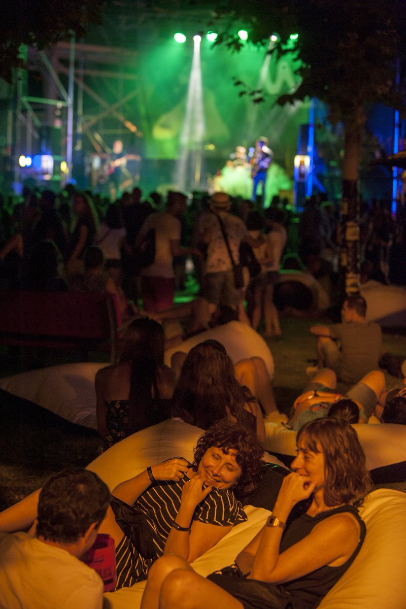LowFestival's tweet photo. Domingo, relax, amigos y música... 💞💞Este es nuestro plan, ¡pero en el #Low2016 lo disfrutábamos muchísimo más! 💫 https://t.co/KDagXyo1YI https://t.co/f9Lx5NJoPC