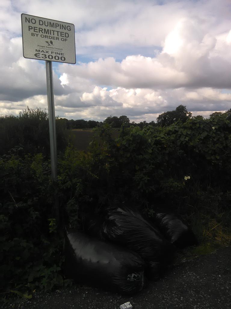 antzc40's tweet photo. What an absolute disgrace, dumping rubbish for others to clean up #Litter #CollinsBridge #Lucan #Name&Shame #Fine https://t.co/3jxQp38WbQ