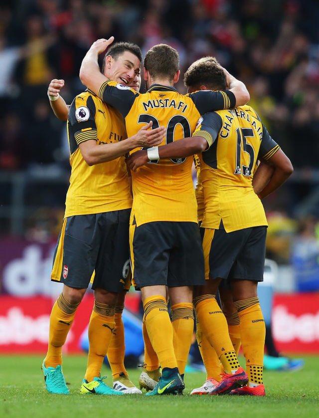 davidhickman14's tweet photo. Players celebrating the last minute winner #Arsenal https://t.co/1uPpoTJPHs
